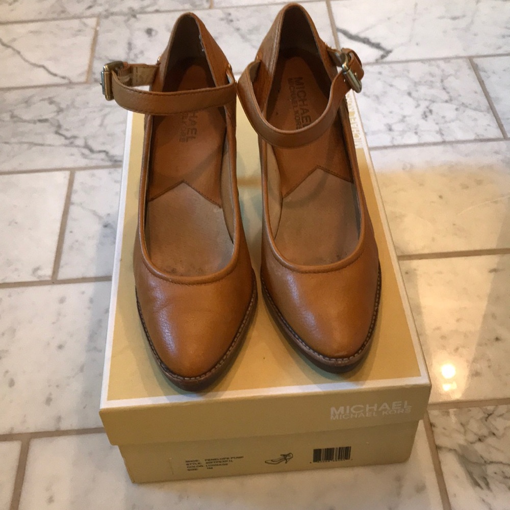 Michael Kors cognac leather pump with buckle